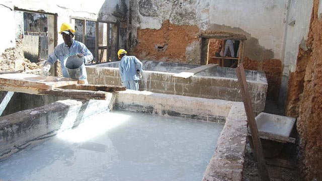 This lime plaster workshop supports the restoration of an 18th-century building on Mozambique Island.