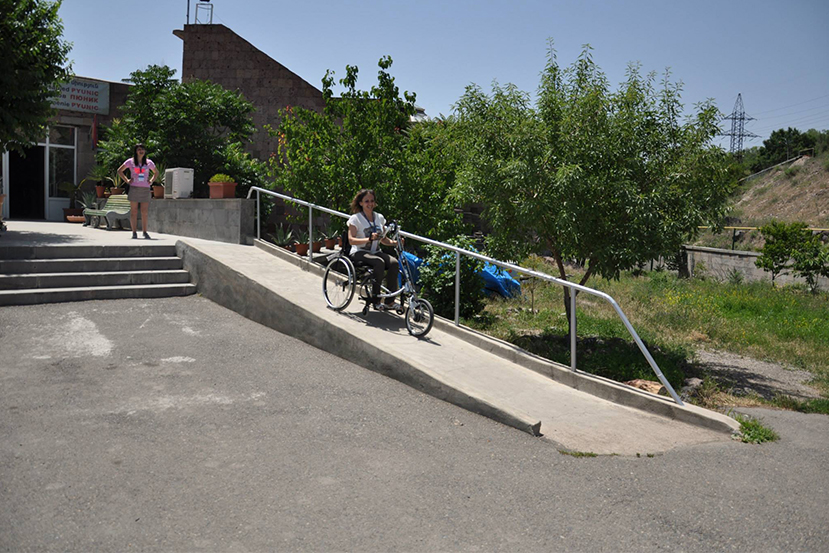 A participant experiences a hand cycle for the first time.