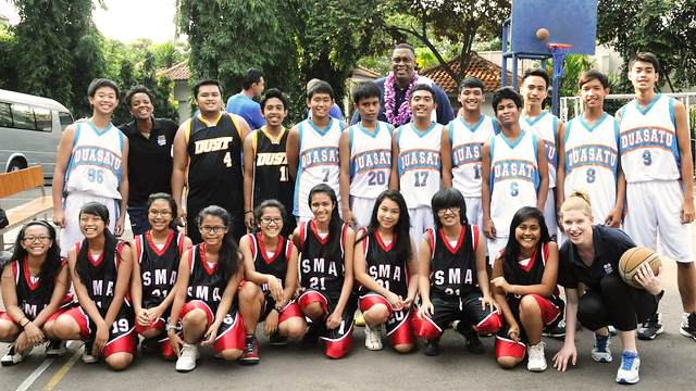 Team photo of Indonesian boys and girls with former WNBA star Edna Campbell and NBA legend Rick Mahorn.