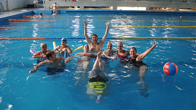 An American participant leads an adaptive aquatics training for Armenian swim instructors.
