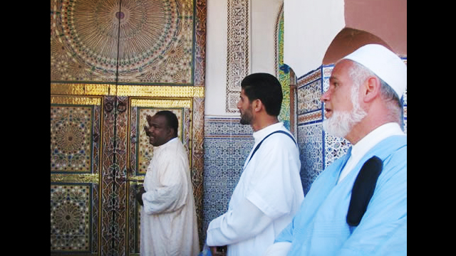 Moroccan man explains the traditional decorative Moroccan architecture to NSLI-Y scholars.