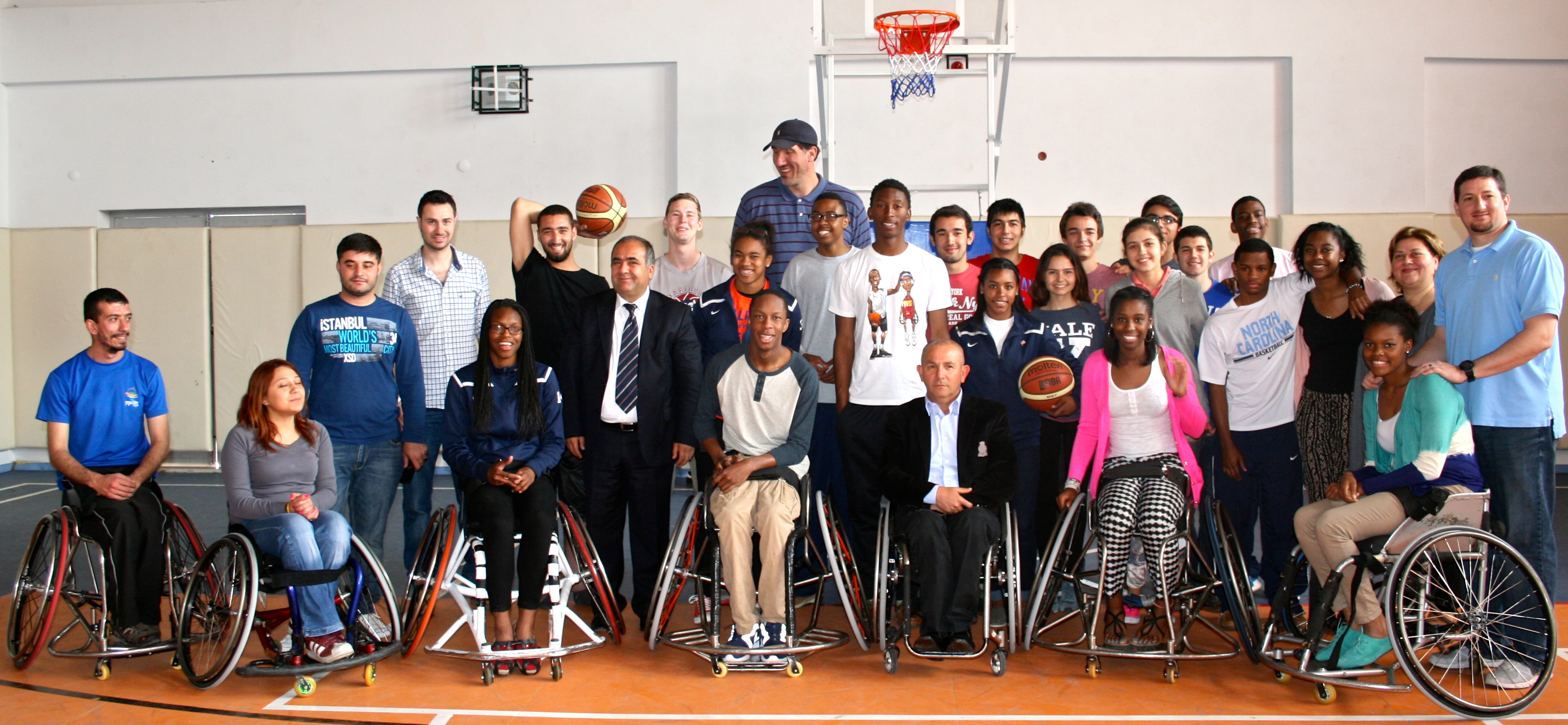 In Adana, the SportsUnited group practiced with and talked to basketball players with disabilities, with the goal of increasing the students' awareness of the challenges they face and their determination to overcome them