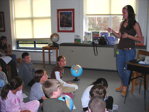 An A-SMYLE student gives a country presentation to American elementary school students.