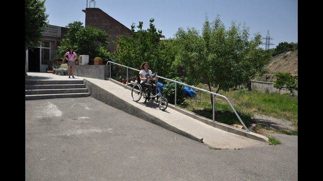 A participant experiences a hand cycle for the first time.