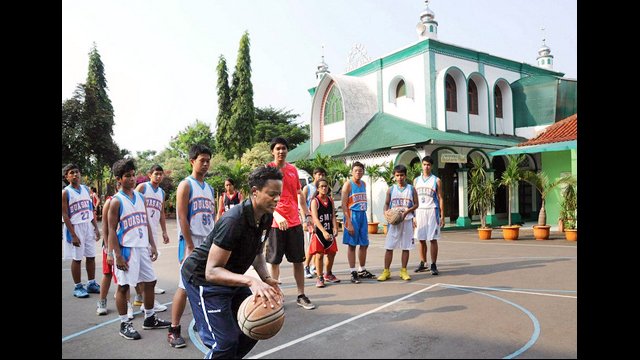 Edna Campbell leads outdoor sessions with the participants in Indonesia.