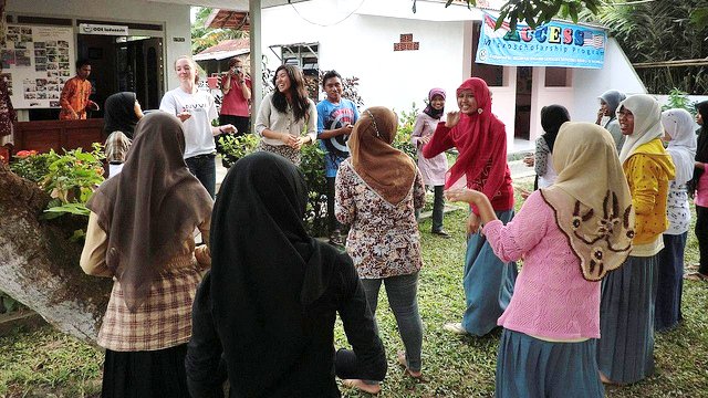 Katherine, from Virginia, engages in peer teaching at the English Access Microscholarship School in Bangkalan.