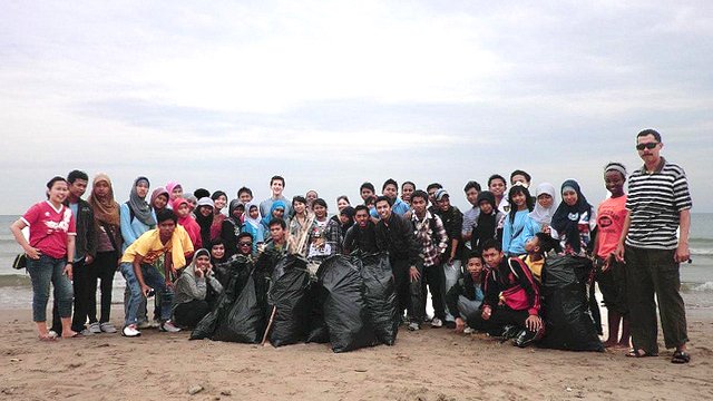 American YLP participants and English Access Microscholarship Students ready to plant mangroves to help prevent coastal erosion.