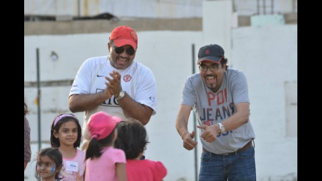 Proud papas cheer on their little girls at a GO GIRL Pakistan Daddy & Me clinic