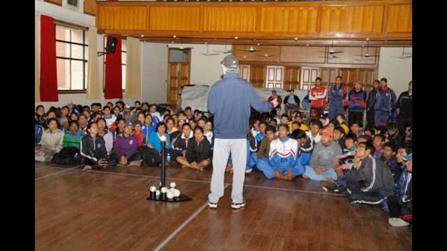 The Sports Envoys are warmly welcomed before discussing the power of sports with India youth and coaches.
